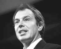 El premier británico, Tony Blair, es el factótum (arr.).