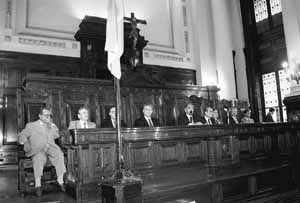 En 1990, el actual gobierno argentino usó su mayoría en el congreso para crearse una súbita Corte Suprema, aumentando su número de cinco a nueve miembros.