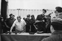 Erman González y el general Balza inspeccionando armas capturadas.Las que exhibieron eran rusas: no mostraron las argentinas.