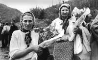 Bosnios musulmanes desplazados de la zona de combate en Trnovo.En el fuego cruzado, recibían impacto de artillería argentina.