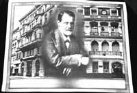 Sigmund Freud en 1895. Como fondo, su casa en Viena, donde atendió durante más de 40 años."Dejar de lado en los tratamientos la sexualidad infantil reprimida es repudiar el psicoanálisis."
