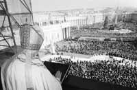 El Papa bendice a los peregrinos ayer desde el balcón central de la Basílica de San Pedro.