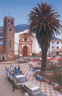 La plaza Mayor de Coroico, centro de salidas y trillas de montaña.