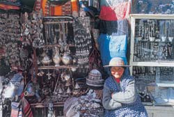 Uno de los fantásticos puestos de la calle Sagárnaga, hogar de artesanos. Està en pleno centro y es un imàn para cazadores de oportunidades.