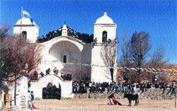 El palco preferencial de la plaza de toros de Casabindo es el techo y el campanario de la iglesia.