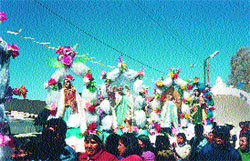 Procesión de la Virgen. Gente de la Puna carga un séquito de ángeles y santos.