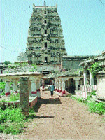 Una de las vistas generales de Hampi, con una torre en estilo indio clásico.