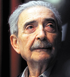 Juan Gelman habla del acto en Uruguay