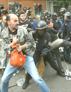 http://www.pagina12.com.ar/fotos/thumb/243/20120925/notas/represionespa_a.jpg