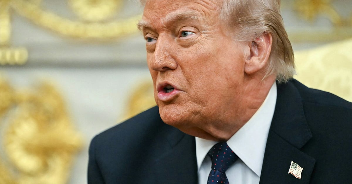 Trump eliminó de sus redes una imagen hecha con IA en la que aparecía como Jesucristo thumbnail