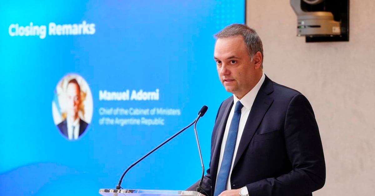 La culpa fue de la <b>inteligencia artificial</b>: la ridícula defensa de Adorni por el viaje de su esposa thumbnail