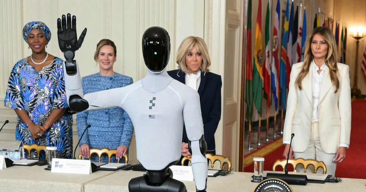 Melania Trump apareció con un robot humanoide en una cumbre sobre educación y tecnología thumbnail