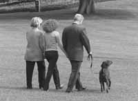 Clinton, con familia y perro, rumbo a Martha's Vineyard: a descansar tras la confesión.Los editoriales de los diarios lo fulminaron, y su imagen sale muy debilitada.