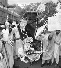 Un grupo religioso pakistaní incendia un retrato de Clinton.En varios países árabes se hicieron actos antinorteamericanos.