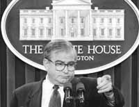 Sandy Berger, asesor de seguridad nacional, informa ayer a la prensa sobre los ataques.Los visores satelitales no pueden penetrar las nubes, pero Berger dijo que todo fue un &eacute;xito.