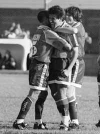cascini, el bolita sanchez y victor lopez celebran el ultimo gol de independiente.