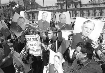 Los pinochetistas protestan frente al Palacio gubernamental de la Moneda en Santiago de Chile.