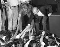 na09fo01.jpg (12957 bytes)