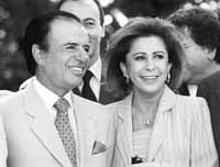 Sonrientes uno junto al otro como en los viejos tiempos, el Presidente y la secretaria de Recursos Naturales.