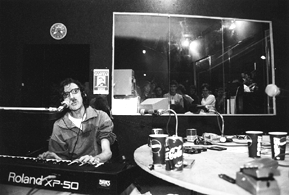 DOINGO 4 AM. Festejada irrupciÛn de Charly GarcÌa (quiÈn si no...) en el estudio de radio BAND, con rotura de vidrio incluÌda. AsÌ es el aguante.