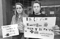 Claudia Leyton y Andrea Santander con algunos de los mensajes que recibieron en Chile.