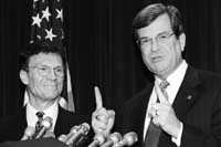 Trent Lott (izq.) y Tom Daschle deciden sobre la extensión de las primeras sesiones.