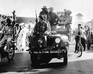 Fidel (centro) y Camilo Cienfuegos llegan a la capital.