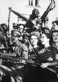 Hombres y mujeres de las fuerzas revolucionarias de Fidel desfilan por La Habana hace 40 años.