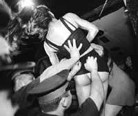 En Palermo las detenciones se convirtieron en escándalo: dos travestis denunciaron golpes en la comisaría.