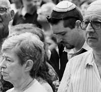 El embajador fue el único orador de un acto sombrío y amargo.