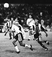 Juan Pablo Sorín busca la pelota ante el central Gerbaudo.