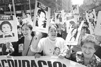 Miembros de la Agrupación de Detenidos Desaparecidos festejan ayer en las calles de Santiago.