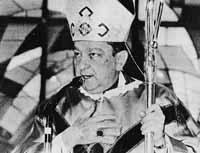 Miguel Medina, el vicario. Fue el primer gran choque.Alfonsín le contestó como antes a Reagan en la Casa Blanca.