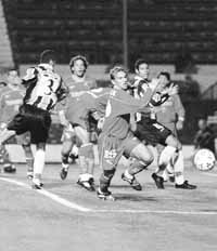 Cambiasso pelea la pelota en el área, detrás Milito.En la segunda parte, una corrida de Graf aseguró la victoria.