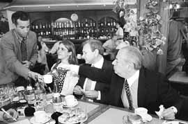 na09fo01.jpg (16429 bytes)