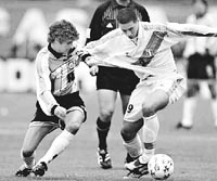 Aimar disputa la pelota con Pajuelo.