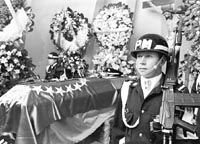 La Policía Militar custodia el féretro de un militar muerto.