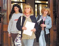 Esposas de los detenidos por la AMIA: Alicia Conti, Gabriela Schirnpa, esposa de Barreda, y la mujer de Juan José Ribelli.