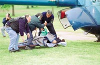 Un policía recibió una esquirla de proyectil en el ojo.