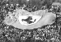 Los hinchas desplegan una bandera de Ferrari en la tribuna: en todas las pistas del mundo son mayoría.