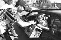 Una familia de Beirut pone dinero en un fondo pro Intifada.