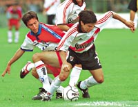 Saviola elude la marca de Herrón. El Conejo fue la figura de River.