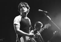 Un momento de la actuaci&oacute;n de Sean Lennon, que termin&oacute; mientras se descargaba una lluvia.