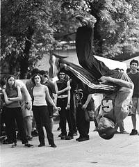 Un breakdancer, volando.