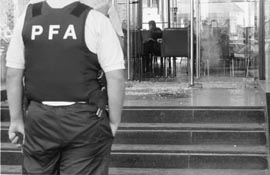 Cuando el policía de civil salió tras los ladrones empezó una impresionante balacera.