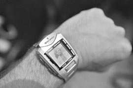 El reloj-cámara con que el detective retrata a sus perseguidos.