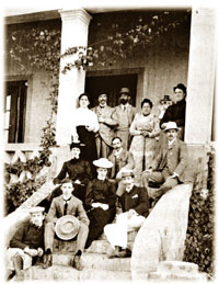 Delfina Bunge en 1901, con su familia en el hotel Primavera de Capilla del Monte.