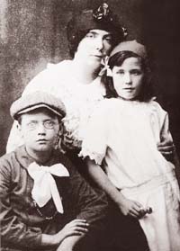 Nora con sus hijos Giorgio y Lucia en Zurich, hacia 1916.