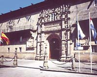 La Coru&ntilde;a, con su parador de frente seco y acceso plateresco, con armas nobiliarias
