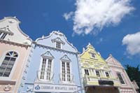 Parece una postal de Holanda, pero son algunos edificios de Oranjestad, la capital de Aruba